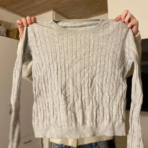 Grå stickad tröja - Säljer en grå kabelstickad tröja från H&M 🫶🏽