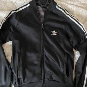 Svart träningsjacka från Adidas - Svart träningströja från adidas 