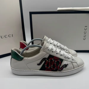 GUCCI ACE SNAKE  - Gucci Ace Snake - Skick: 8/10 - Tillbehör: Enbart skorna - Storlek 40,5 - Nypris ca 7500kr - DeluxeCloset 