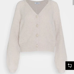 Beige kofta ifrån Only - Fin beige kofta ifrån only i storlek S💓Säljs eftersom att den inte kommer till användning, pris går att förhandla (den andra bilden är ifrån min TikTok)Hör av er ifall ni har frågor❣️