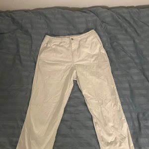 Vita byxor från Polo Ralph Lauren - Säljer ett par vita byxor från Ralph Lauren med stretch och klassisk passform. Byxorna har elastisk midja och två bakfickor med knappar. Knappt använda och i mycket gott skick. Skriv vid frågor eller funderingar. Kan gå ned i pris vid snabb affär!! 