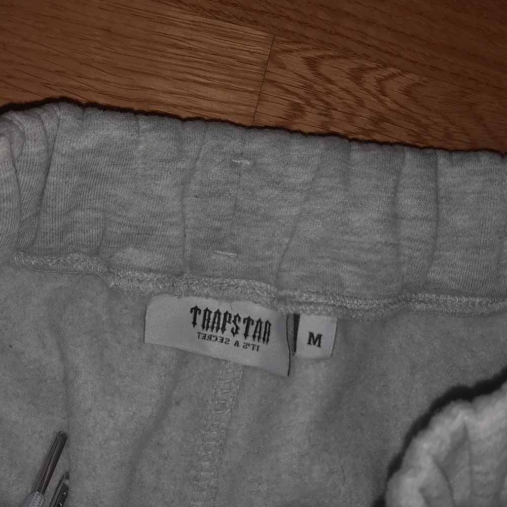 Snygga grå mjukisbyxor från Trapstar bara använda 3 gånger.. Farkut & Housut.