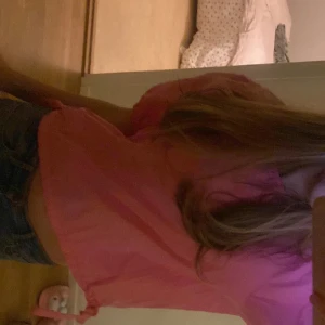 Rosa croppad t-shirt - Säljer en söt rosa croppad t-shirt med korta ärmar. Perfekt för en avslappnad stil. Passar bra till jeans eller kjol.