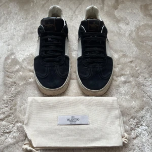 Valentino Flycrews - Säljer nu dessa par svarta valentino flycrews i svart mocka. Alla spikar är kvar. Öppen för byten helst mot saint Laurents i 41/42. Skriv angående fler bilder eller funderingar. 🙌🤩