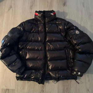 Moncler Bourne - Moncler Bourne helt i ny skick bara använd ett par gånger. 