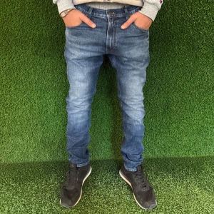 Slim jeans blå fade - Snygga blå jeansbyxor med en klassisk femficksdesign. De har en normal passform och är perfekta för en avslappnad stil. Byxorna har en dragkedja och knapp framtill.