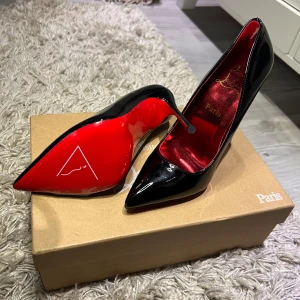 Svarta pumps från Christian Louboutin - säljer Christian Louboutin pumps, dom är helt nya som du ser i klister under pumps, priset kan diskuteras, självklart ingår ett par skoskydd som du ser i bilden. orasken att sälja är ska flytta utomlands och behöver inte dom längre. 