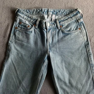 Low Arrow jeans  - Ljusblå Low Arrow jeans från Weekday