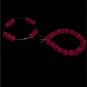 Rosa armband med pärlor - Två stiliga armband med rosa pärlor. Armbanden har en elastisk design med en charm i form av bokstäverna BFF.🩷Använd gärna ”köp nu”!💓🛍️