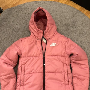 Nike jacka rosa - Säljer rosa Nike jacka inköpt 2024 på Stadium. Inga defekter. 
