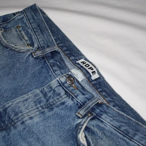 Hope Jeans  - Hopp Jeans i bra skick. Storlek: midja ca 42cm, längd ca 104cm.