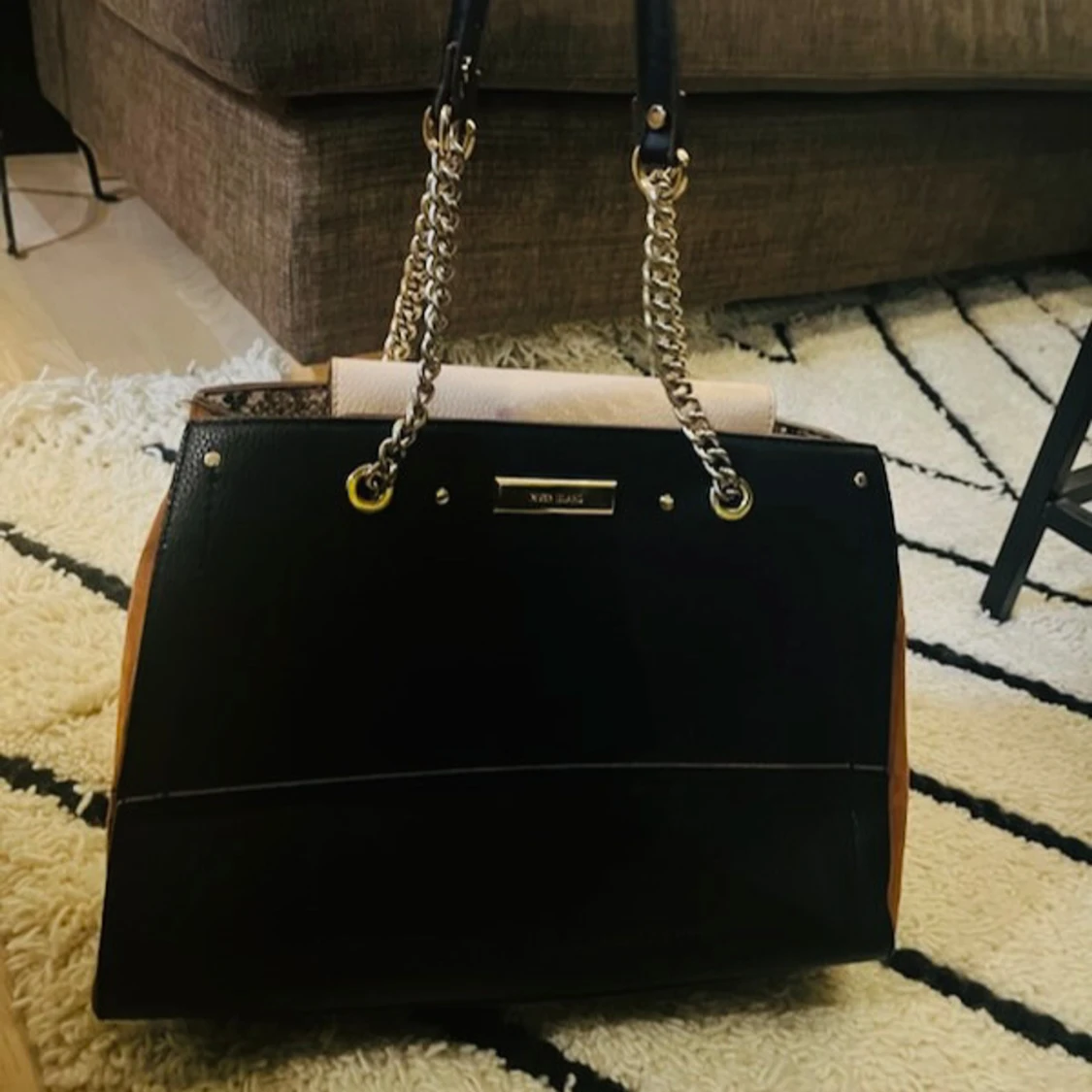 Svart och brun axelväska med kedjedetaljer - 90