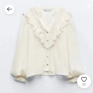Blus från zara - Säljer denna super fina blusen från zara❣️❣️❣️använd fåtal gånger och är i bra skick❣️pris kan såklart diskuteras❤️