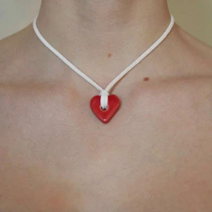 Halsband med rött hjärta - Halsband handgjort i keramik av oss - Vivid UF. Om önskas annan färg på band så tar vi beställningar på i vår Instagram DM. @_vividuf