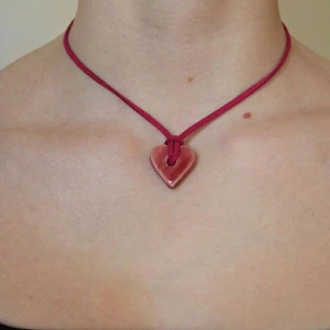 Keramik halsband  - Halsband handgjort i keramik av oss - Vivid UF. Om önskas annan färg på band så tar vi beställningar på i vår Instagram DM. @_vividuf