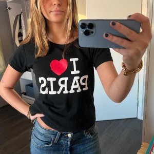 I❤️PARIS t-shirt - Så snygg t-shirt, storlek L men passar S🖤