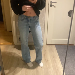Low waist  jeans - Säljer dessa snygga low waist straight leg jeans då dom tyvärr inte riktigt passar på mig. Dem är i storlek 34 och är använda ett fåtal gånger , använda 4 gånger. Jeansen är ifrån Nelly. Skriv för mer bilder och info!🤗pris går att diskutera 