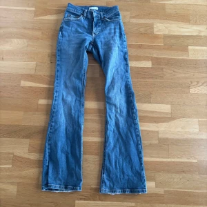 Blå bootcut jeans - Snygga blå bootcut jeans med klassisk design. Säljer eftersom de är för små för mig nu. 😌😌midjemått 33 och innebenslängd 76