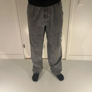 Grå cargopants från Frank Coster - Säljer ett par grå cargopants från Frank Coster. Byxorna har en loose passform med flera praktiska fickor och en bekväm midja. Perfekta för en avslappnad stil.