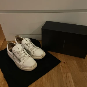 Guizzeppe zanoti skor  - Skorna är använda och i storlek 44 dem har slitningar på insidan vid sulan men inga skador på utsidan förutom smuts. Allt og kommer med // hör av dig vid övriga frågor eller intresse .