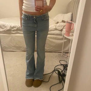 Ljusblå bootcut jeans - Snygga ljusblå bootcut jeans med låg midja