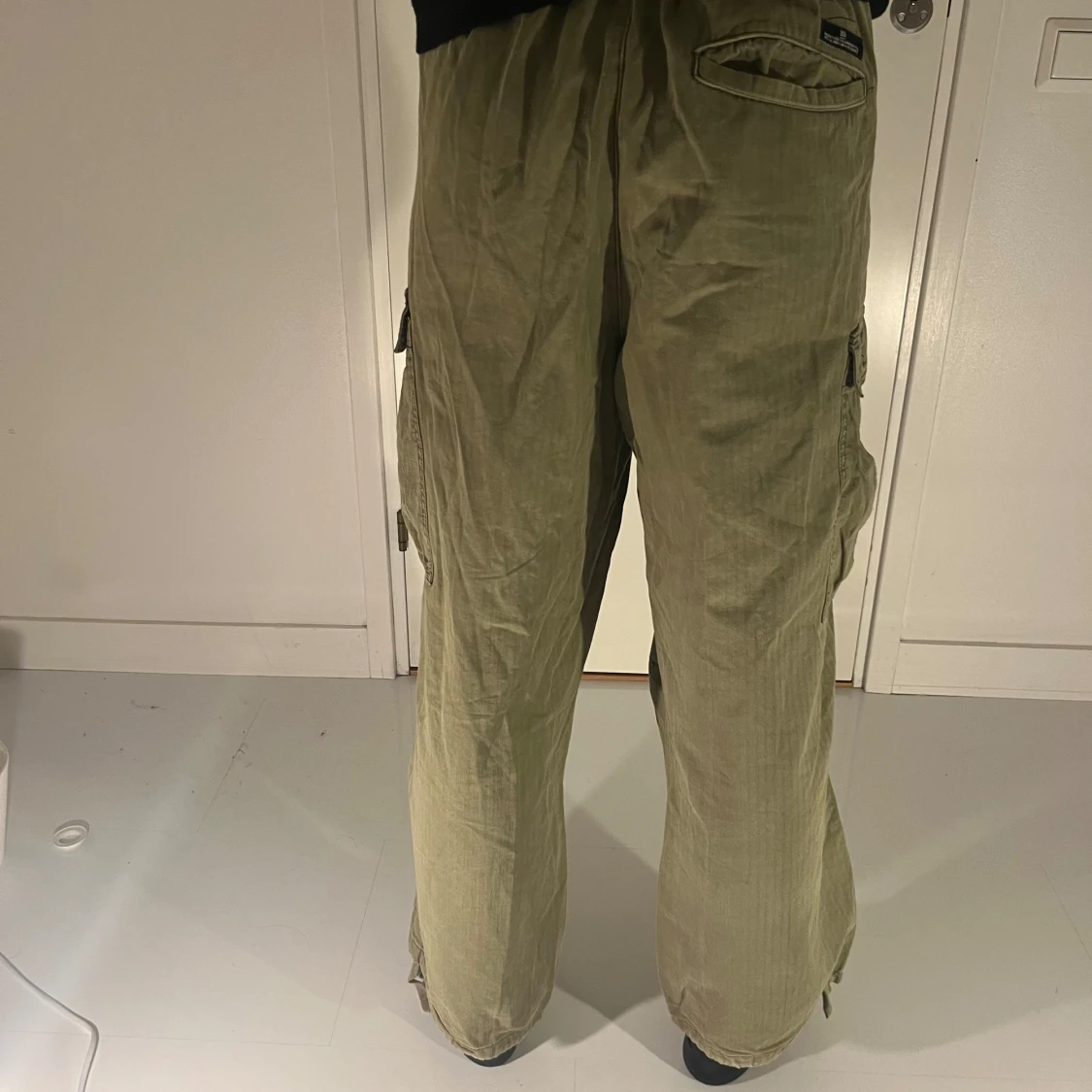 Olivgröna cargobyxor från BDG - 1