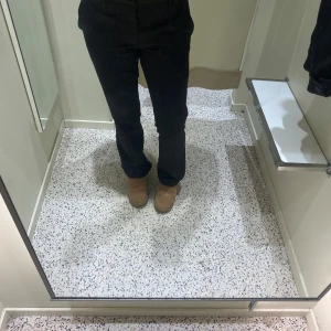 Svarta kostymbyxor - De populära svarta lågmidjade kostymbyxorna ”Vera” från bikbok i storlek 40, skulle säga att de passar som storlek M Jätte bra skick då de inte är så mycket använda Säljer för att de är för stora för mig💕 Köpta för 499kr