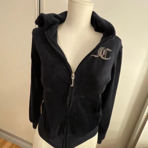Marinblå juicy couture set - Fint marinblått juicy set med kristaller. Byxorna är storlek 9-10 år och tröjan är 10-11 år, men passar även om man är äldre. 