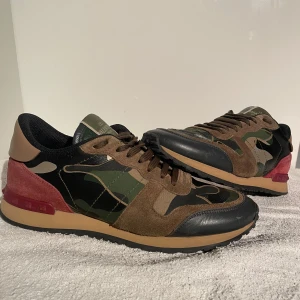 Valentino Rockrunners - Valentino Rockrunners | Skick: 8/10 | Storlek: 40 men passar 41 | Retail: 7000kr | Tveka inte att höra av er vid minsta lilla fråga. PRISET ÄR EJ HUGGET I STEN! Självklart äkta, här säljer vi endast äkta grejer för kundens skull! 🙌 Riktigt feta dojor året om, alltid bra med ett par feta skor när der är lite mer regnigt osv!📦