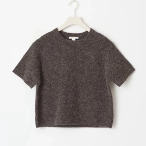 Mörkgrå/brun trekvarts tröja - Säljer den här jätte fina trekvartärmad tröja från gina som jag har nyligen köpt! den är i barnstorlek men skulle säga att den motsvarar XS 💓Perfekt till våren 🩷o kan mötas upp i sthlm!  