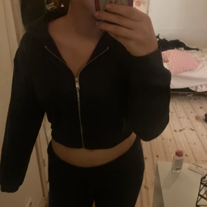 Croppad zip up - Säljer denna mörkblå croppad zip up från Gina tricot!💗Hoodien är oanvänd! Köpte den för 180💗