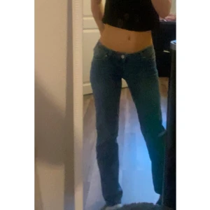 Blå jeans - Ursnygga raka lågmidjade jeans! Storlek 25, säljer då det blivit för små. Använda max 2 gånger så dom är i fint skick! Skriv till mig om ni har funderingar eller vill se flera bilder. 
