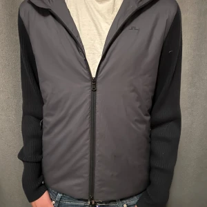 J.Lindberg Cardigan - Vi säljer nu denna otroligt snygga och stilrena J.Lindberg cardiganen!| storlek M, skick 8/10🧥|Perfekt nu inför den kommande hösten! 🍁| Ny pris 3000kr, vårat pris 1249kr! Köpta på nk😁| pris kan diskuteras vid snabb affär och om du har fler frågor är det såklart att bara kontakta oss!✅