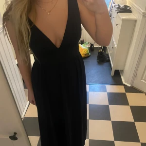 Mörkblå balklänning aldrig använd - Mörkblå balklänning eller vanlig klänning, helt oanvänd prislapp kvar. Bra kvalitet. 