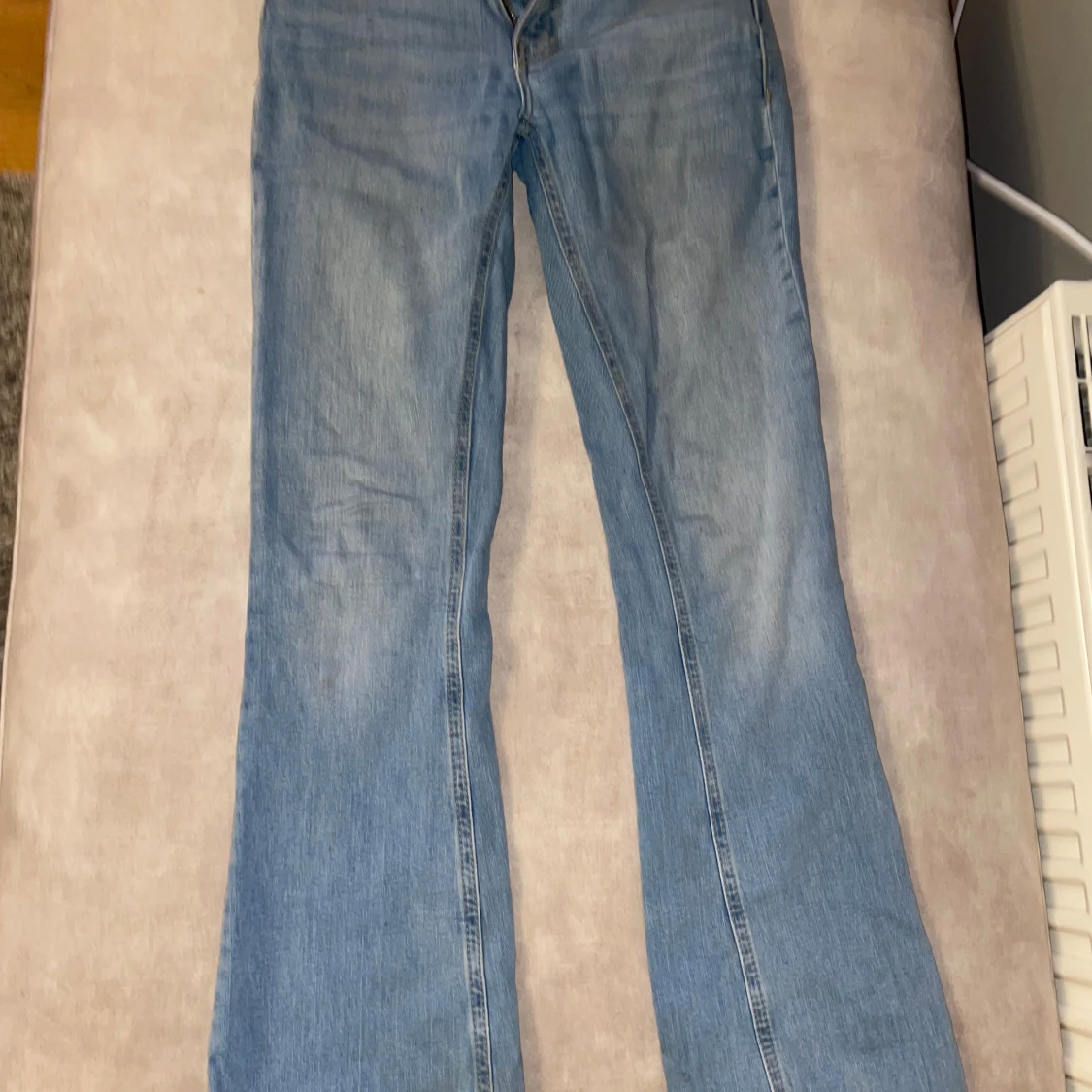 Blå jeans med bootcut