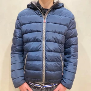 Colmar jacka - Jacka från Colmar i storlek Large men är väldigt liten för storleken, skulle säga att den passar perfekt för dig som är 175-180. Pris kan diskuteras vid snabb affär 