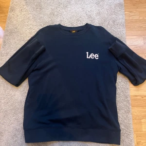 Lee swatshirt - Tja, säljer denna sweatshirt för den är för stor och köpte den för cirka 1 år sen och nästan aldrig använt den, mycket bra skick och hör gärna av er vid frågor