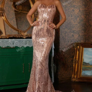 Glittrig balklänning bröllopsklänning  - Använd en gång!! Elegant axelbands långklänning i en glittrig design. Klänningen har en figurnära passform och är täckt av paljetter i en vacker rosa nyans. Perfekt för en glamorös kväll. Passar till ball och andra tider