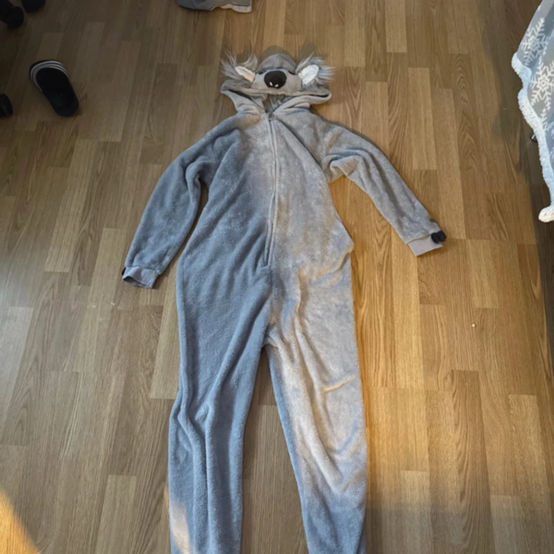 Grå koala onesie från Lindex