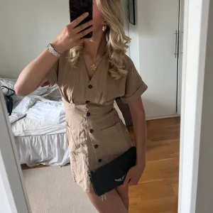 Klänning  - Super snygg beige klänning ifrån zara med knappar framtill 