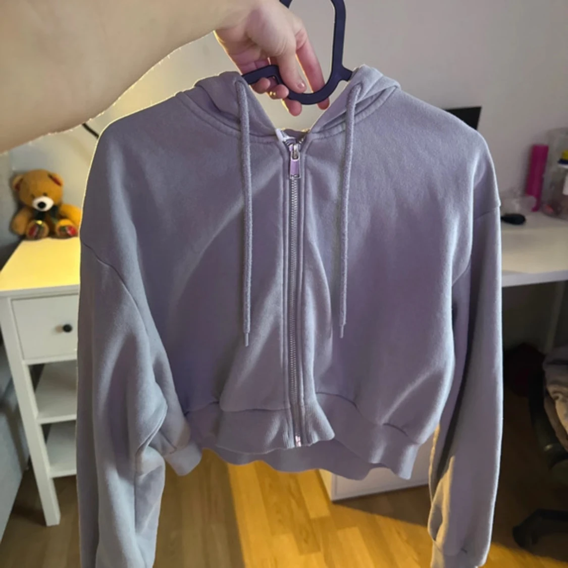 Ljuslila hoodie från Divided