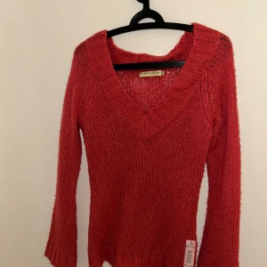 Vintage rosa stickad tröja från Review - Vintage rosa/korall stickad tröja. V ringad med utsvöngda armar, den är mycket mer rosa i verkligheten 
