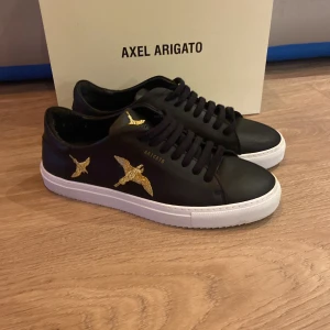 Svarta sneakers från Axel Arigato - Skor från Axel arigato 2500kr nypris. pris kan diskuteras. skriv för mer bilder. Storlek 42