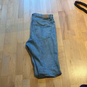 Wkday jeans  - Ett par snygga ljusblå jeans från weekday som köptes i somras, kommer inte lika mycket till användning längre eftersom att jag börjar växa ur dom, jeansen är i väldigt bra skick, inga slitningar eller defekter alls på dom. Nypris 599 kr. Person på bild är 1,87 cm lång.