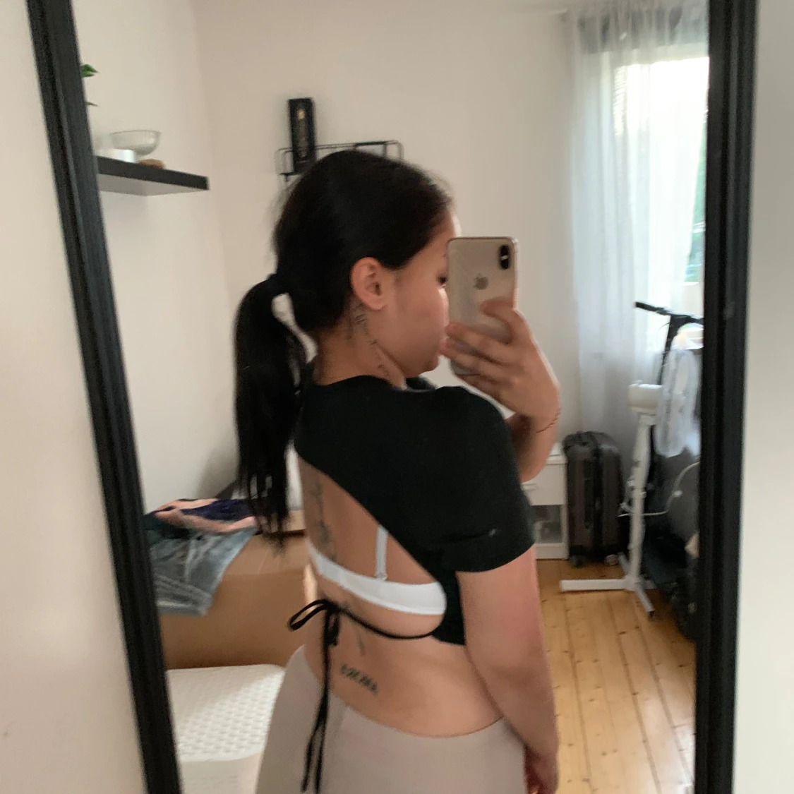 Svart croppad topp med öppen rygg - 90