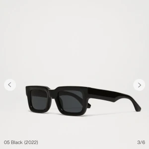 Svarta solglasögon - Säljer ett par snygga svarta solglasögon från Chim då de är för stora för Mitt lilla huvud Lol. Köptes för 675kr. HELT OANVÄNDA!