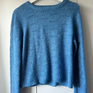 Stickad tröja  - Jättefin stickad tröja ifrån only, pris kan diskuteras, skriv för frågor elr bilder på💕