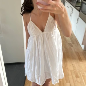 Vit Zara klänning  - Jättegullig vit klänning från Zara. Använd 2 ggr. Storlek S. 🌸