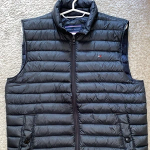 Hilfiger Väst - Säljer min Tommy Hilfiger keps i storlek S då den blivit för liten för mig.