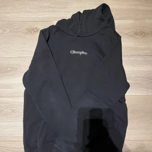 Svart Champion hoodie  - Fin hoodie, används några gånger  Stl: 15/16 år (S)  pris kan diskuteras!
